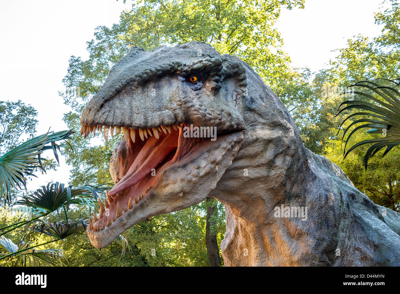 Modell des großen Tyranosaurus Rex im Dschungel Stockfoto