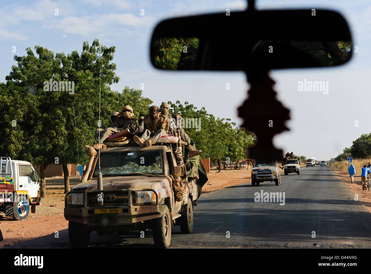 NIGER, etwa 2000 tschadische bewaffnete Soldaten aus dem Tschad mit Toyota Pickup auf dem Weg nach Mali, sind sie Teil der ECOWAS-Mission im Mali-Krieg 2012, um die französischen Truppen gegen islamistische Terrorgruppen zu unterstützen Stockfoto