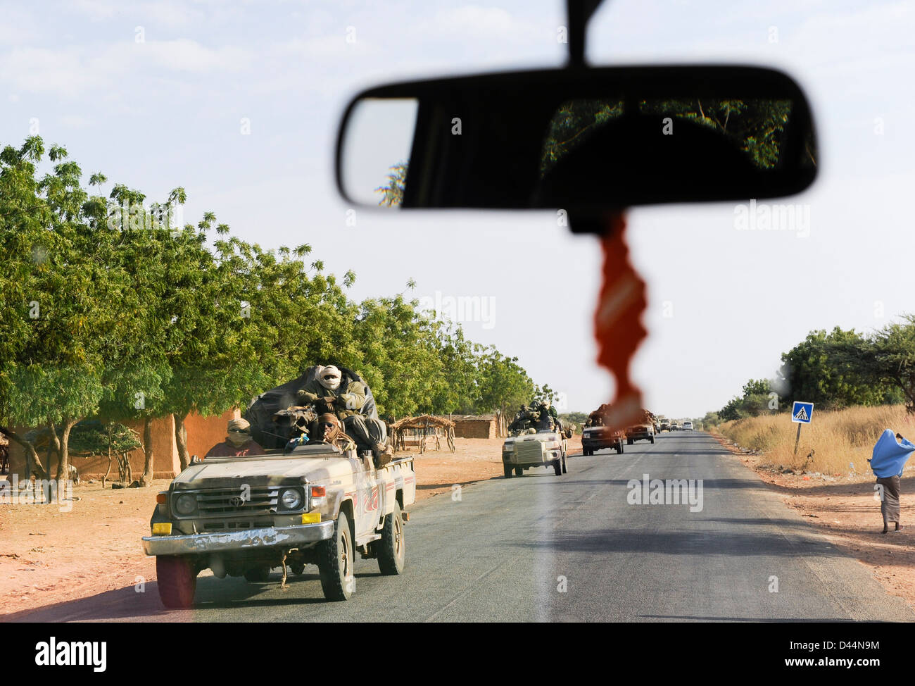 NIGER, etwa 2000 tschadische bewaffnete Soldaten aus dem Tschad mit Toyota Pickup auf dem Weg nach Mali, sind sie Teil der ECOWAS-Mission im Mali-Krieg 2012, um die französischen Truppen gegen islamistische Terrorgruppen zu unterstützen Stockfoto