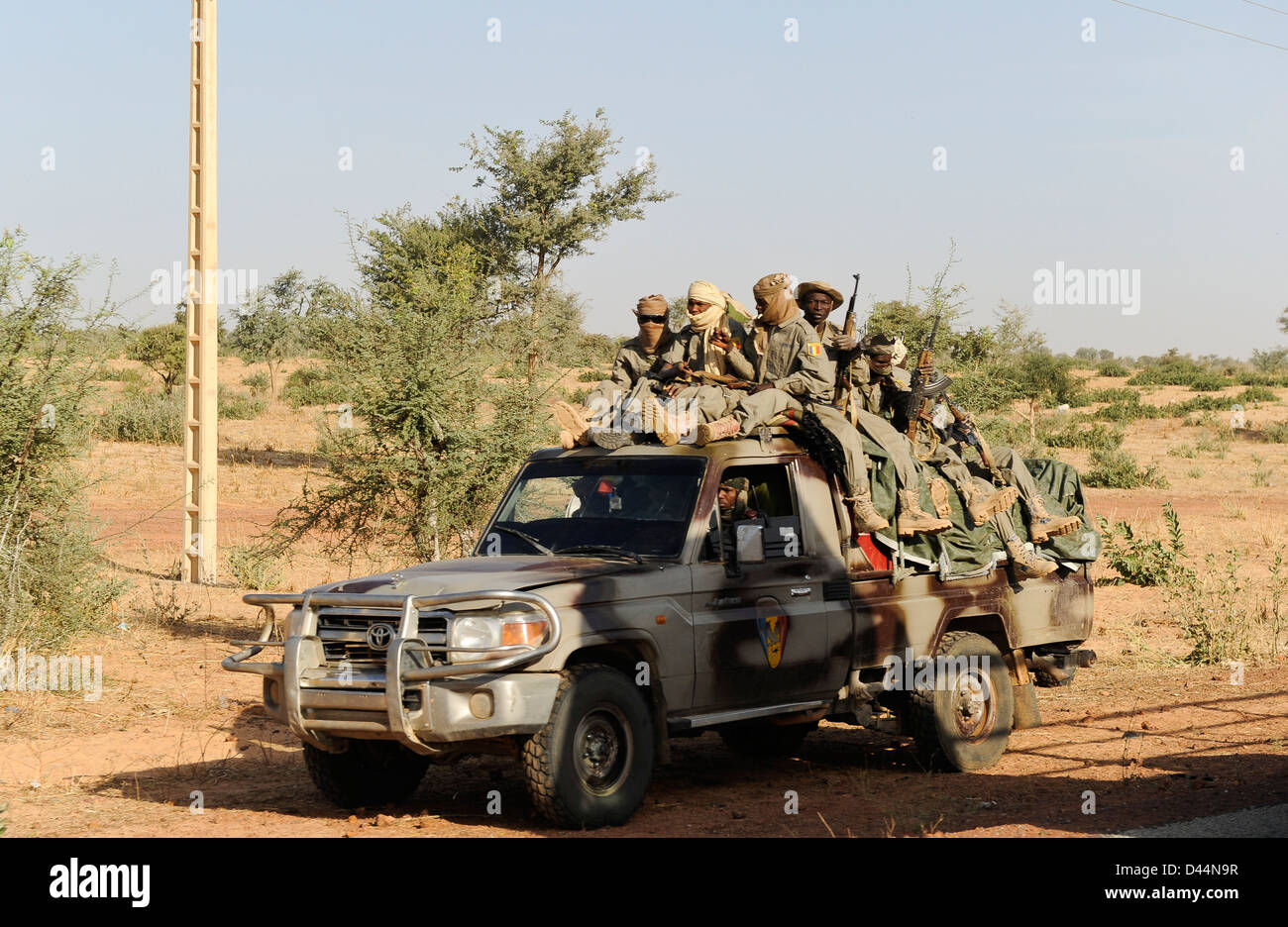 NIGER, etwa 2000 tschadische bewaffnete Soldaten aus dem Tschad mit Toyota Pickup auf dem Weg nach Mali, sind sie Teil der ECOWAS-Mission im Mali-Krieg 2012, um die französischen Truppen gegen islamistische Terrorgruppen zu unterstützen Stockfoto