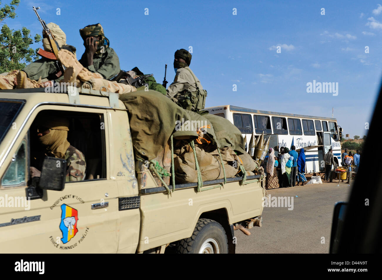 NIGER, etwa 2000 tschadische bewaffnete Soldaten aus dem Tschad mit Toyota Pickup auf dem Weg nach Mali, sind sie Teil der ECOWAS-Mission im Mali-Krieg 2012, um die französischen Truppen gegen islamistische Terrorgruppen zu unterstützen Stockfoto
