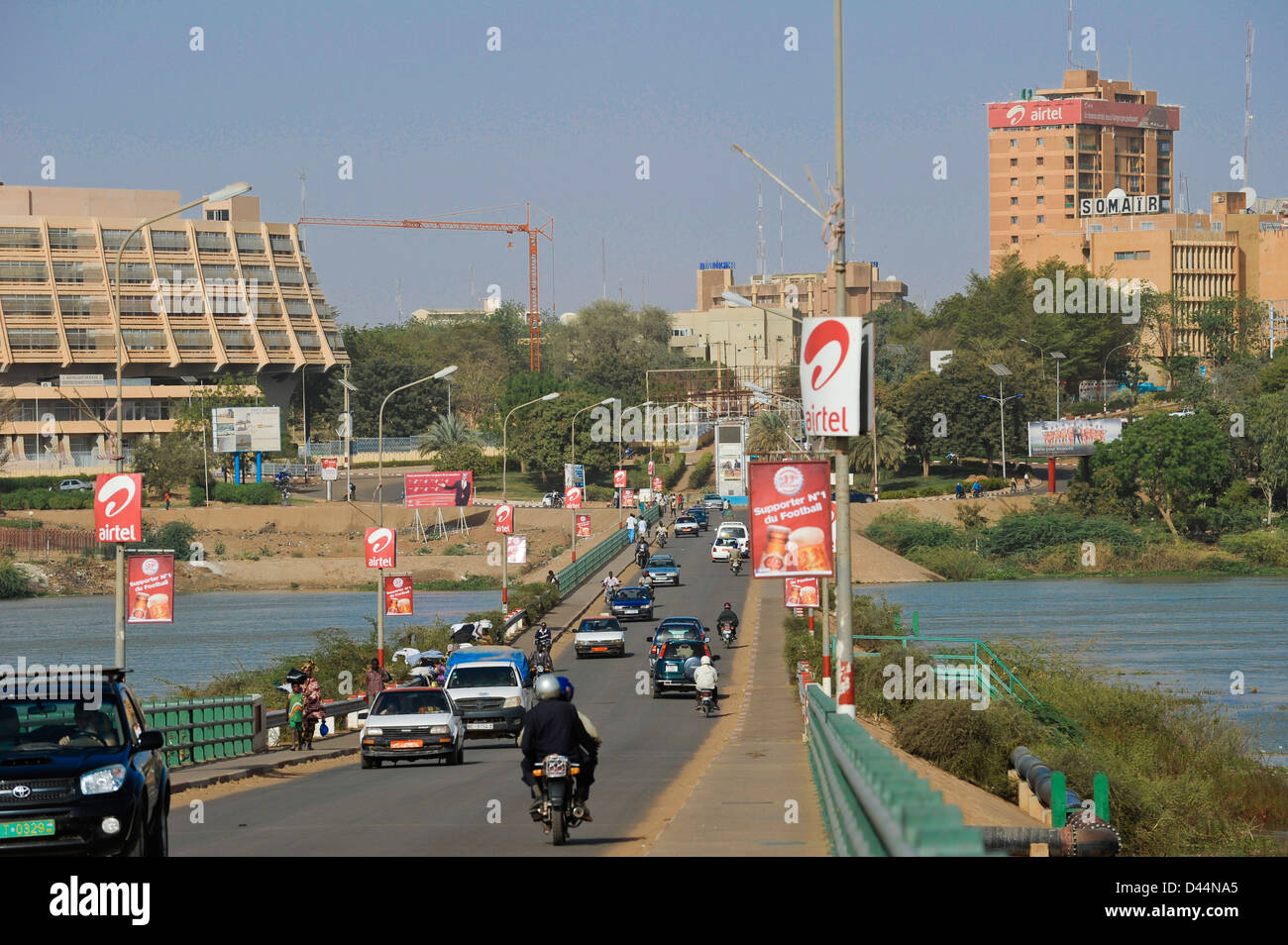 NIGER Niamey, Kennedy-Brücke über den Niger, links Hotel Gaweye und rechts Somair, Société des Mines de l'Air, Hauptsitz des nationalen Bergbauunternehmens, das Uran in Arlit abbaut, französisches Energieunternehmen Orano, früher bekannt als Areva, hat einen Anteil von 63,4 Prozent, andere Anteile gehören dem nigrischen Staat Stockfoto