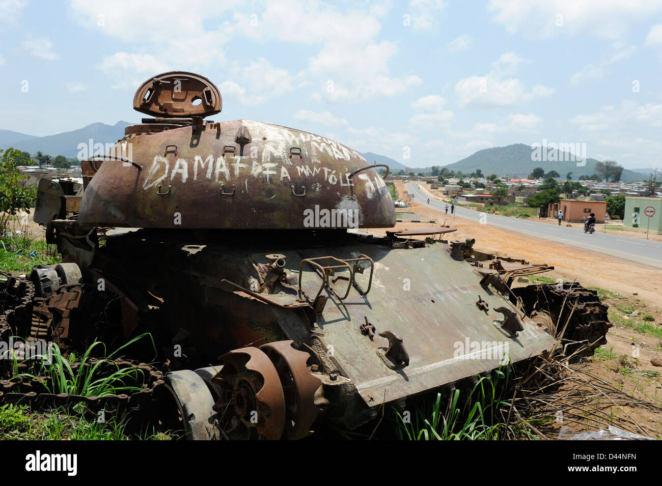 Afrika ANGOLA, Wrack des alten sowjetischen russischen Kampfpanzers T-55 aus dem Bürgerkrieg zwischen MPLA und UNITA in Quibala am Straßenübergang Stockfoto