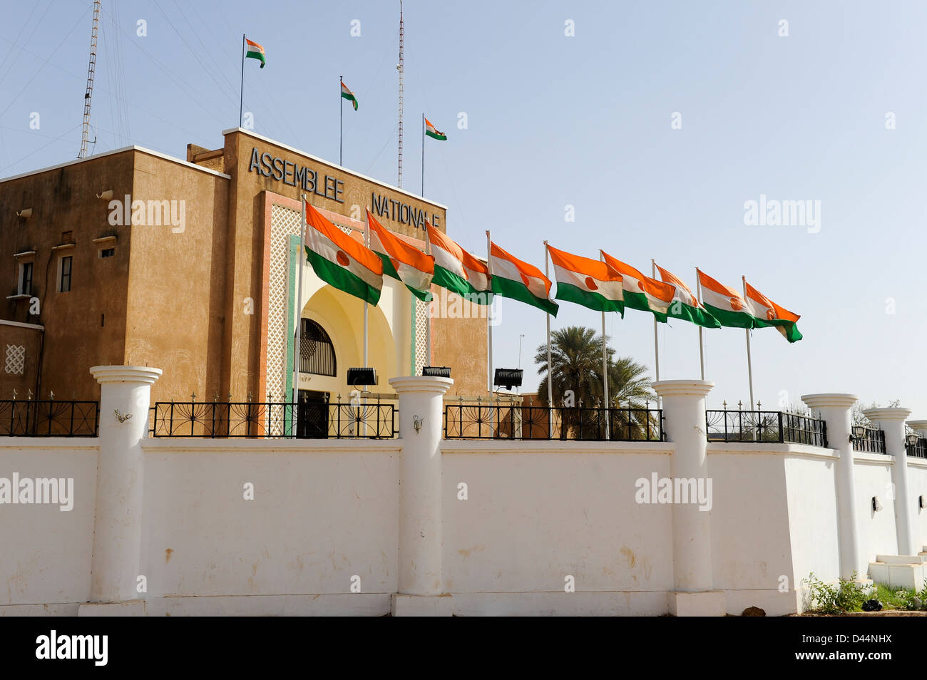Westafrika, NIGER Hauptstadt Niamey, Gebäude der Nationalversammlung mit Fahnen von Niger Stockfoto