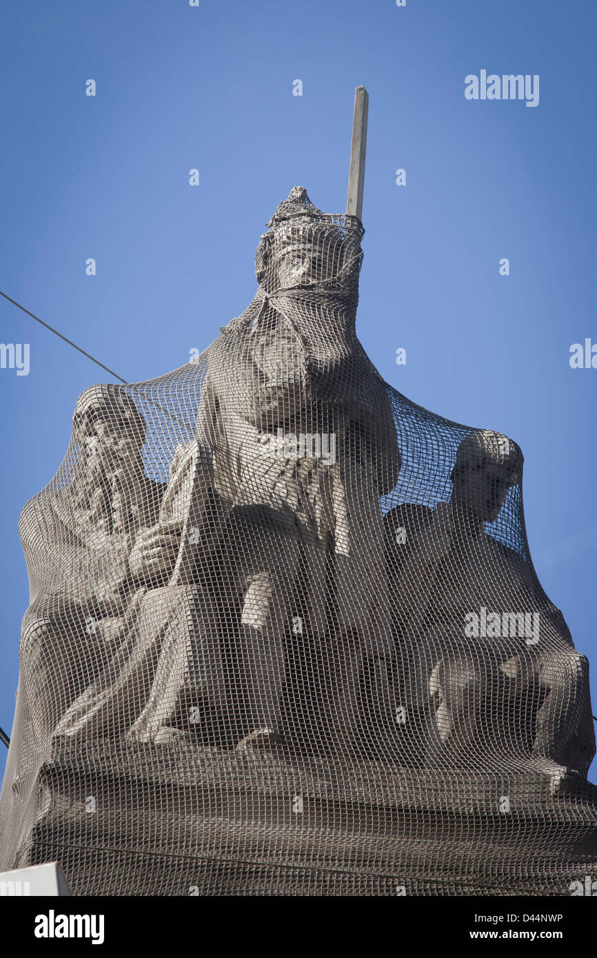 Netzgewebe schützt Statuen von Vögel auf dem Dach des Gibson Hall in der Hauptstadt Bishopgate Street im Herzen des Finanzviertels der Hauptstadt. Die Kunstwerke aus heimischen Tierwelt hoch oben mit Blick auf die Büste Straßen der älteste Bereich der Hauptstadt zu schützen, wurde das Netting sorgfältig über die Körper der klassischen Figuren gelegt. Gibson Hall (1864-5), von John Gibson ist ein schönes Beispiel der viktorianischen, Neo-klassischen Banking Architektur als Sitz der Bank, die eine früher Neo-Palladianismus Herrenhaus ersetzt. Stockfoto