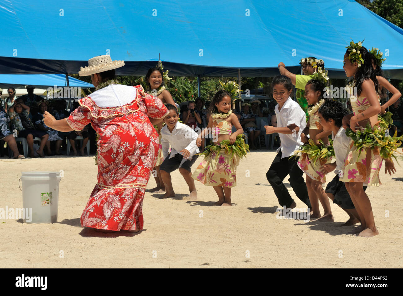 Jugendliche tanzen während der sehr öffentlich geben Geld während Gospeltag Veranstaltung inszeniert von den Cook Islands Christian Church Stockfoto