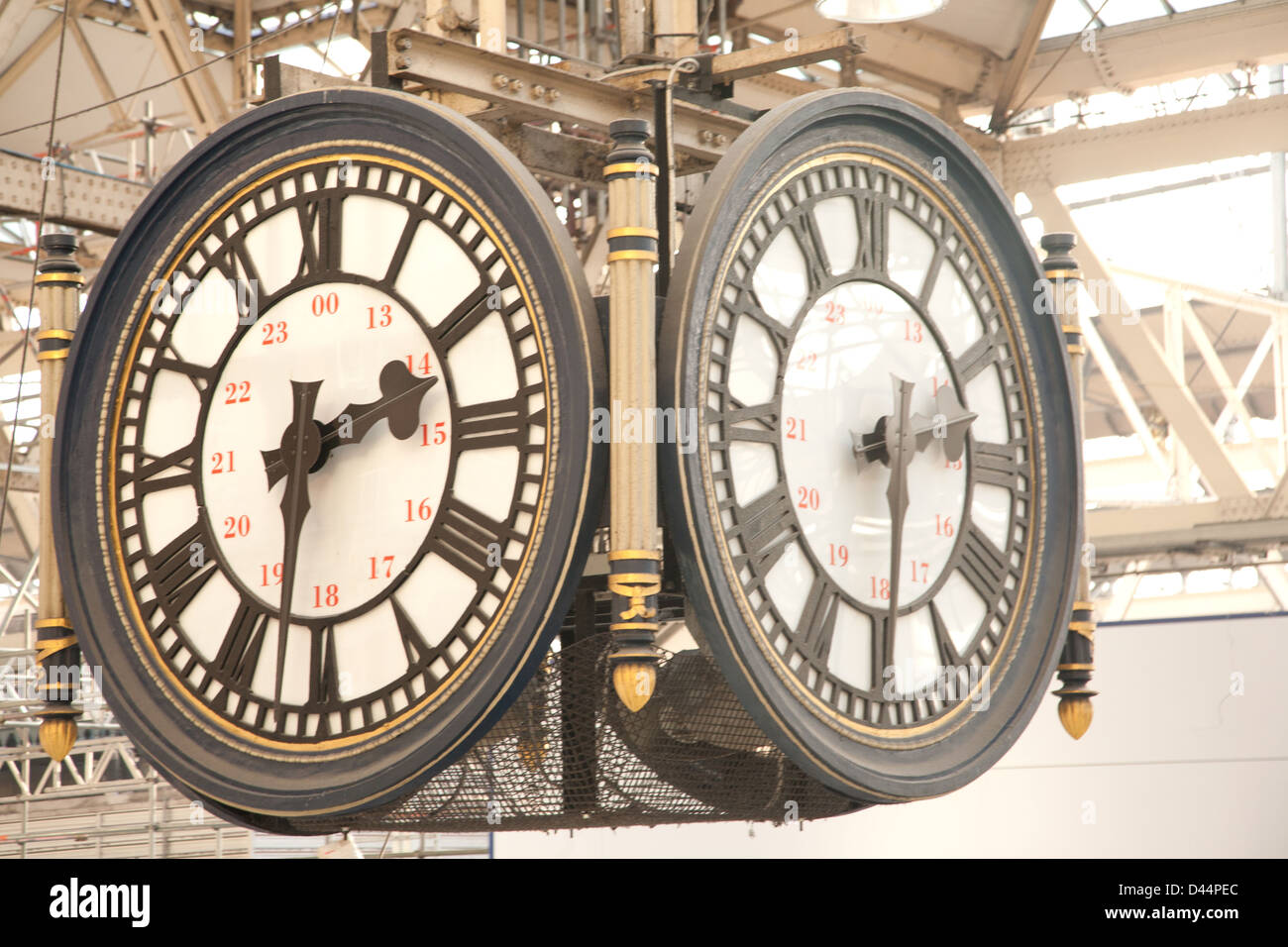 Angehaltenen Uhr Waterloo Station, London, England, Vereinigtes Königreich Stockfoto