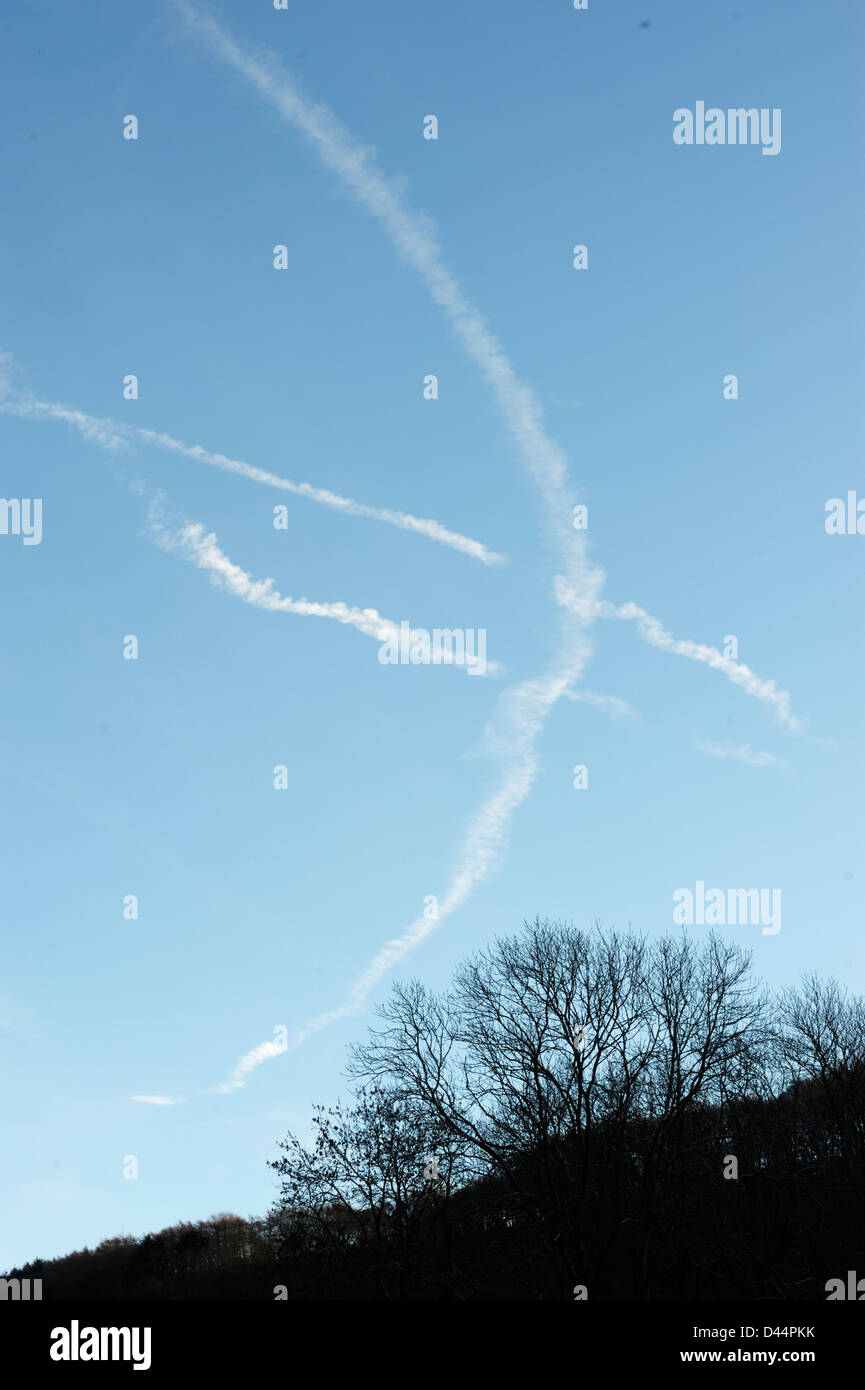 Flugdampfwege bilden ein Vogelmuster über Waldgebieten, Wales, Großbritannien Stockfoto