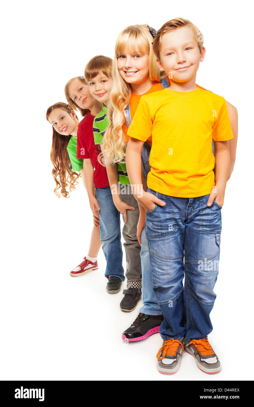 Fünf glückliche 8 Jahre alten Jungen und Mädchen isoliert auf weiss und zusammenstehen, einer nach dem anderen Stockfoto