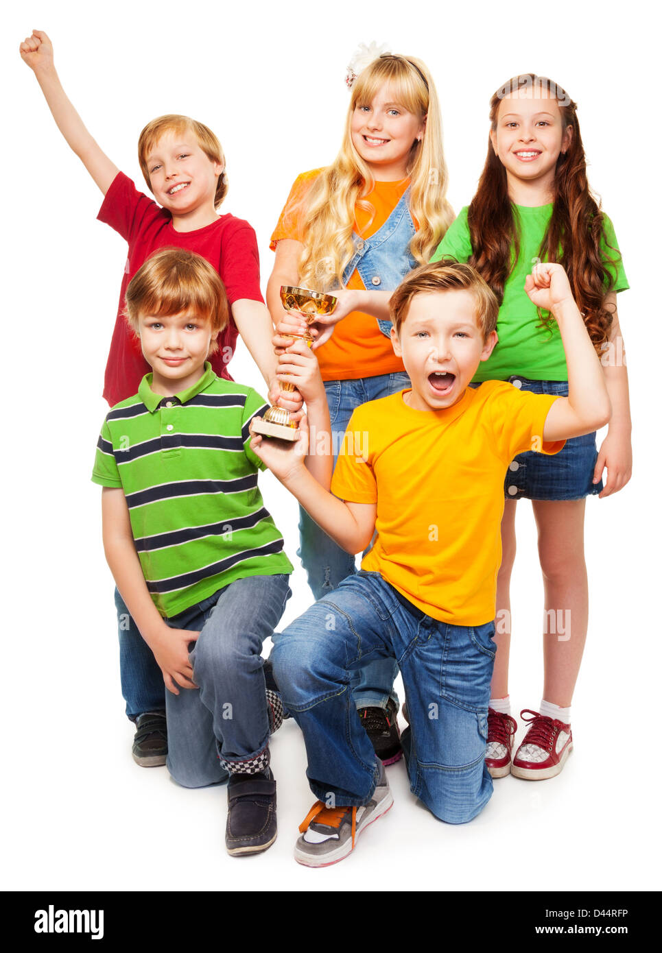 Das Siegerteam von fünf achtjährigen Jungen und Mädchen mit Schale, schreien und lachen Stockfoto