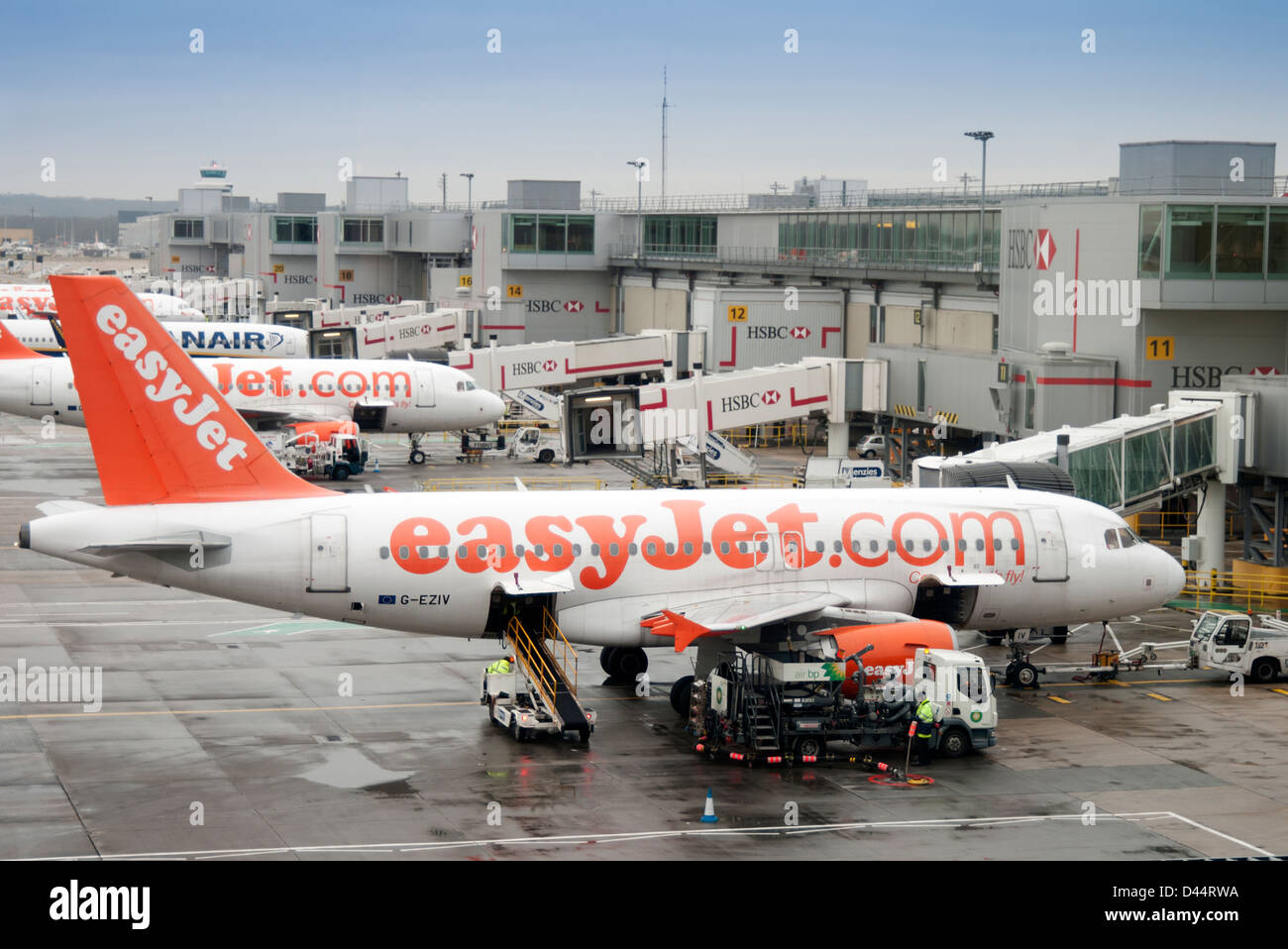 EasyJet Flugzeug am Flughafen Gatwick betankt werden Stockfoto
