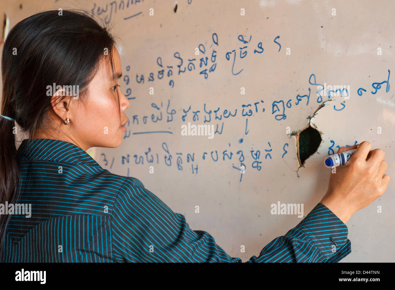 Lehrerin in Khmer Schrift auf Tafel schreiben Stockfoto