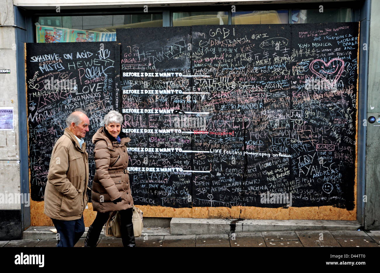 Bevor ich sterbe ich Want To Graffiti Tafel auf bestiegen, in North Street Brighton UK Shop eingerichtet. Passanten können hinzufügen Nachrichten Stockfoto