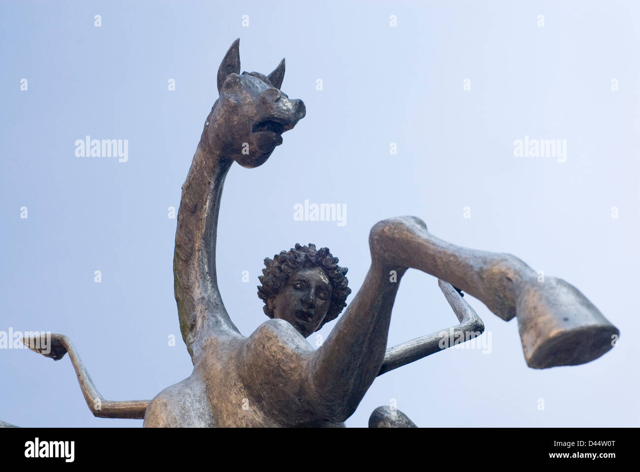 & Reiter Skulptur von David Wynne von unten Silhouette gegen den Himmel, Brunnen Precinct, Marktschreier Pool, Sheffield, UK Stockfoto