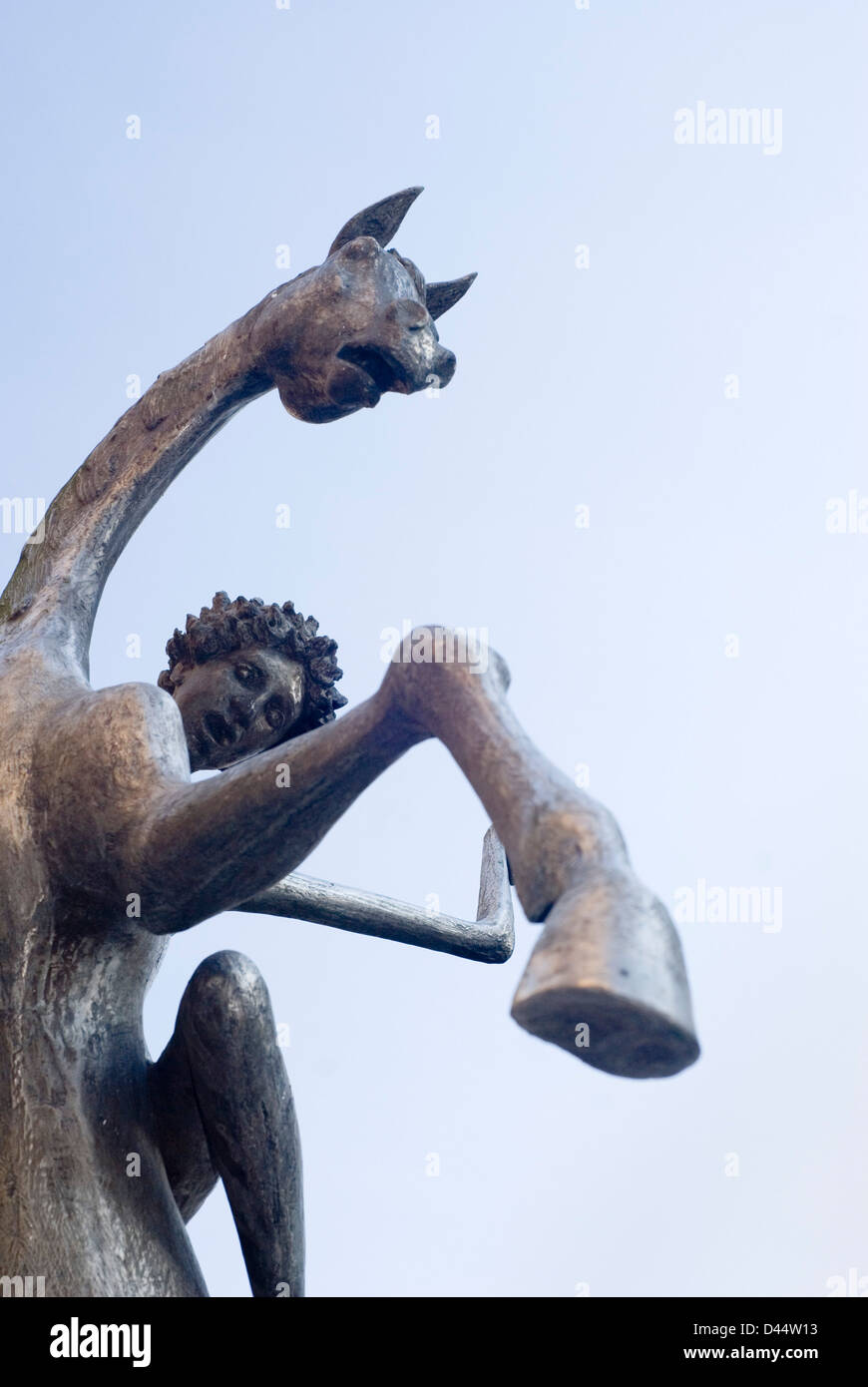 & Reiter Skulptur von David Wynne von unten Silhouette gegen den Himmel, Brunnen Precinct, Marktschreier Pool, Sheffield, UK Stockfoto