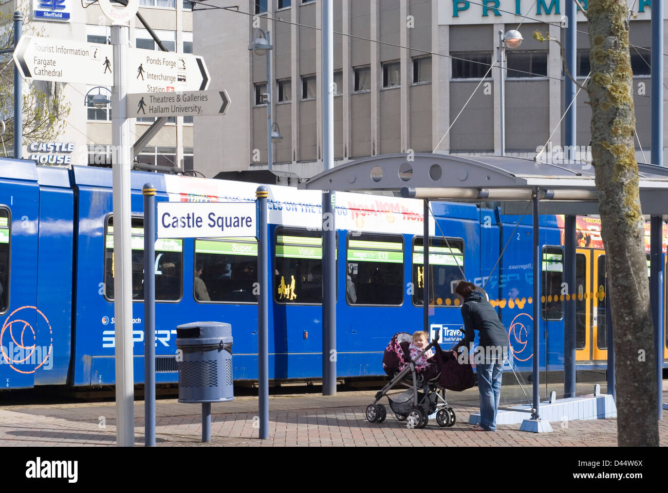 Straßenbahn-Haltestelle Schlossplatz, Sheffield, UK Stockfoto