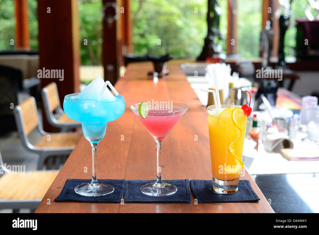 Frucht-Cocktails auf eine Bar. Stockfoto