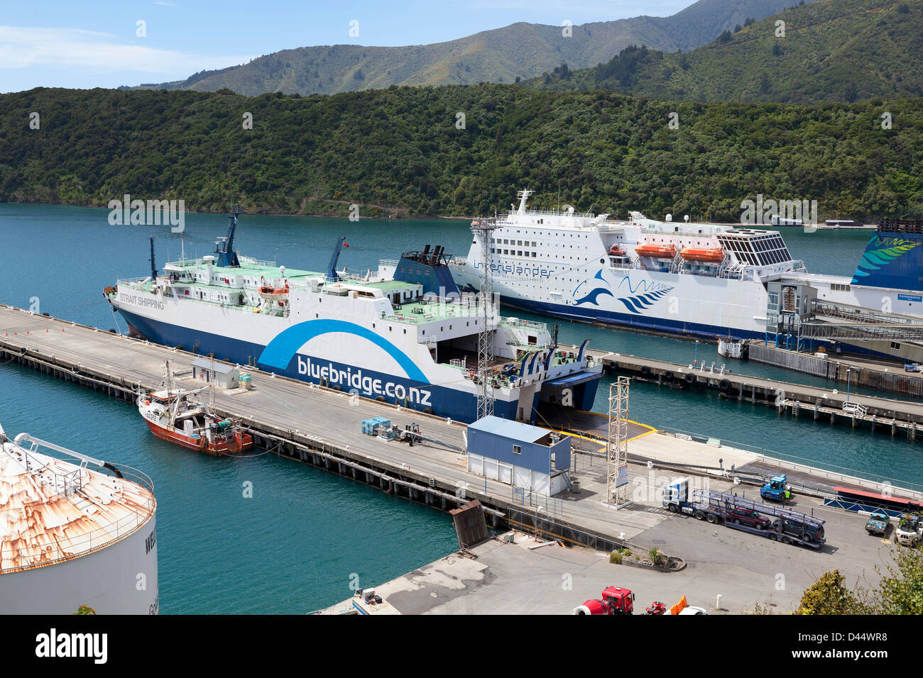 Bluebridge und Interislander Fähre im Hafen von Picton, Neuseeland Stockfoto