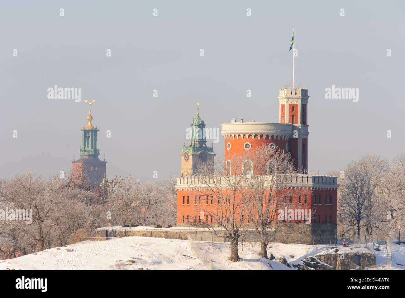 Blick auf Stockholm Winter mit Kastellholmen Fort und die Türme der Altstadt im Hintergrund Stockfoto