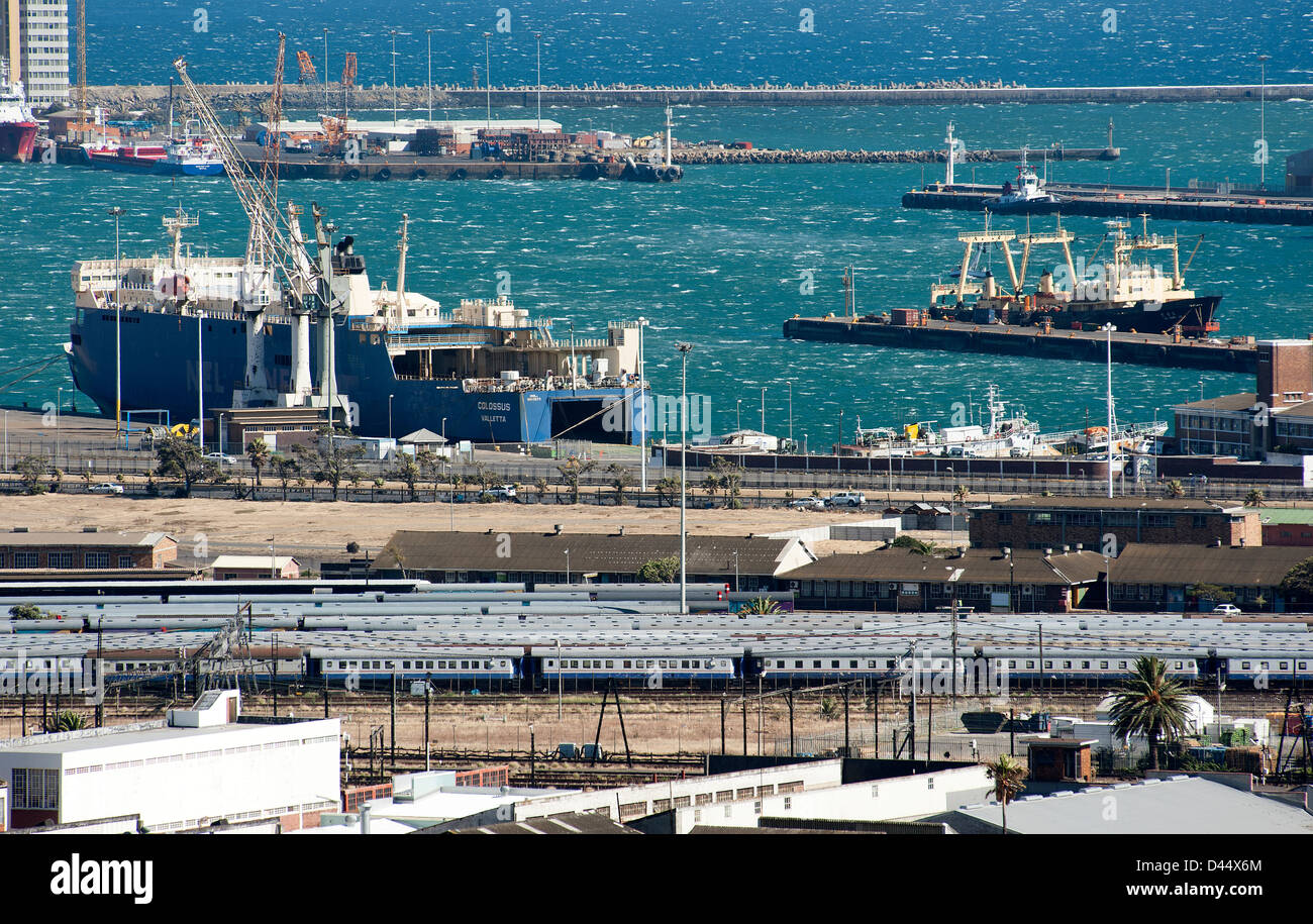 Hafen von Kapstadt Südafrika RORO Schiff Koloss neben Stockfoto