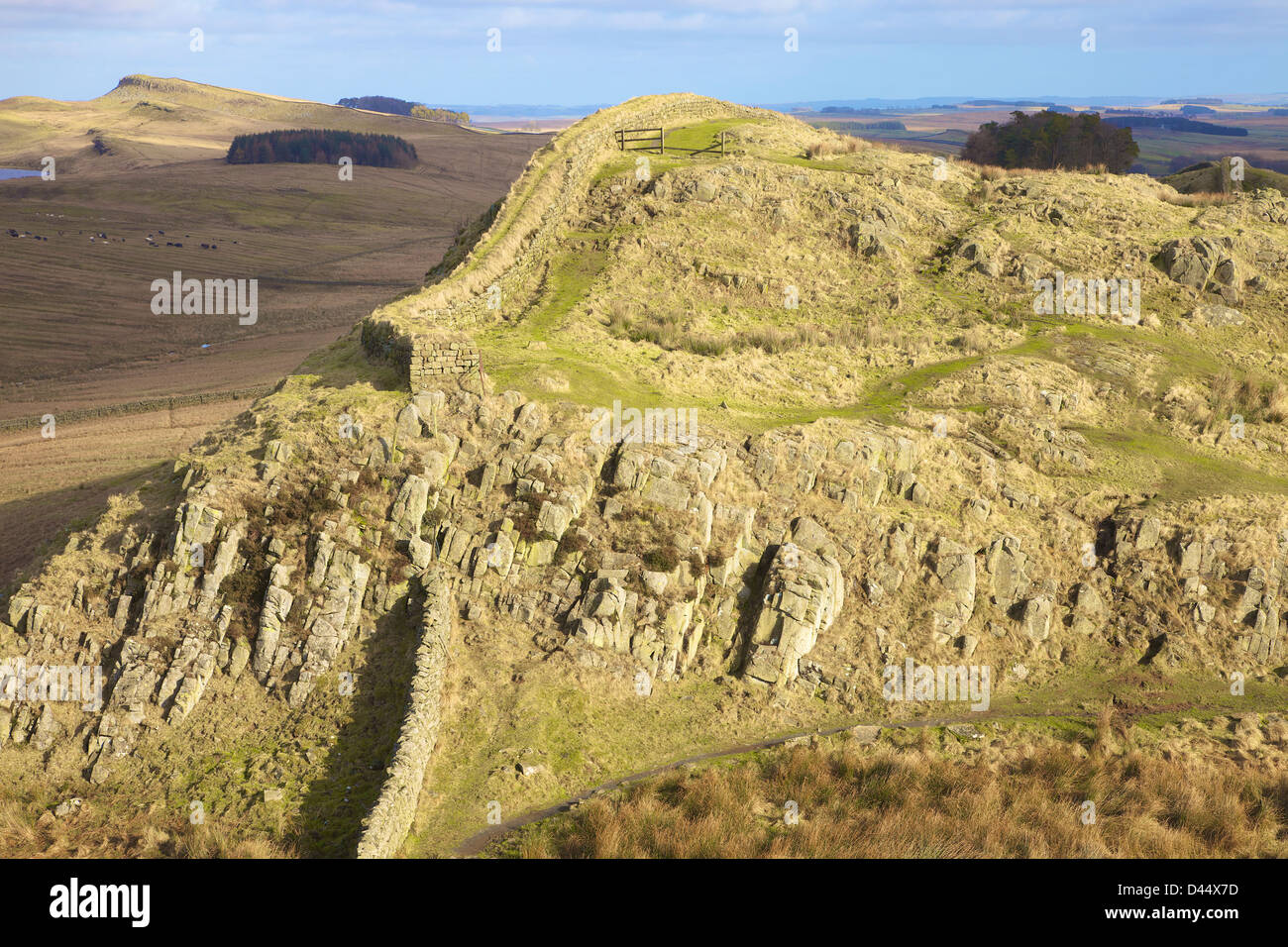 Housesteads Klippen mit Sewingshields Felsen in der Ferne Hadrianswall Northumberland England Vereinigtes Königreich Großbritannien Stockfoto