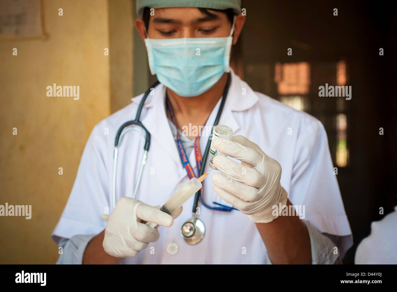 Krankenschwester, die Vorbereitung der Spritze im Krankenhaus in Kambodscha Stockfoto