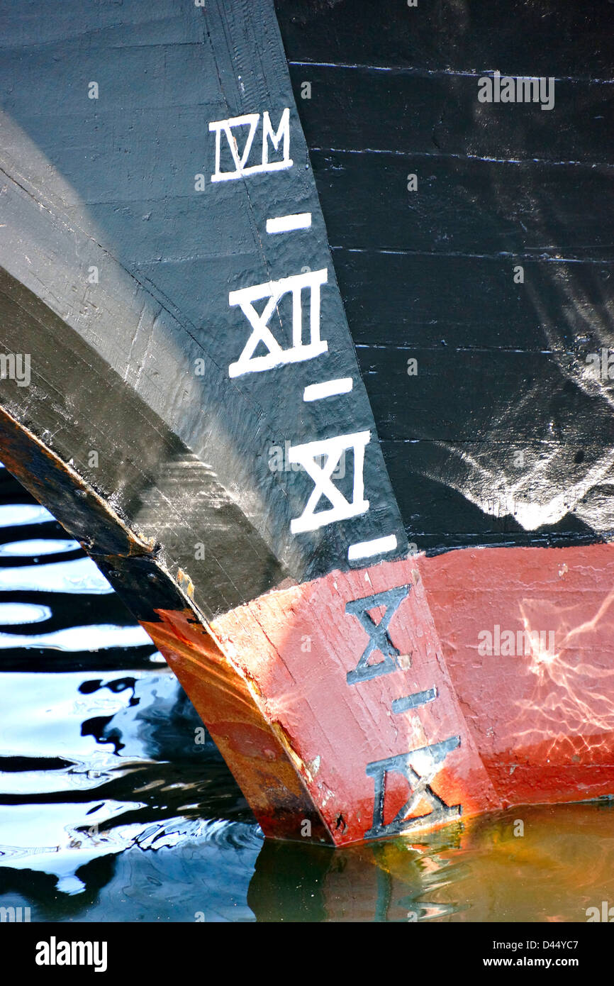 Reflexionen über den Rumpf und Plimsoll Linie Markierungen auf einem kommerziellen Holzboot Stockfoto