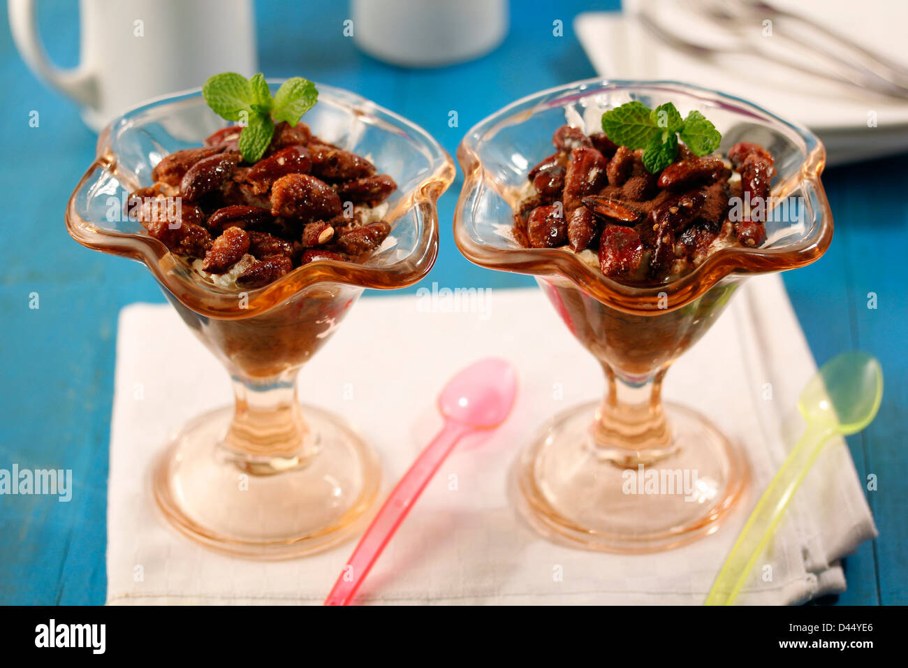 Tiramisu-Becher mit kandierten Mandeln. Rezept zur Verfügung ...