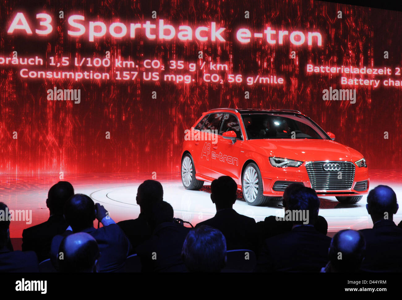 Der neue Audi A3 Sportback e-Tron ist auf dem Display während der ersten Pressetag auf der 83th Genfer Automobilsalon in Genf, Schweiz, 5. März 2013. Foto: Uli Deck Stockfoto