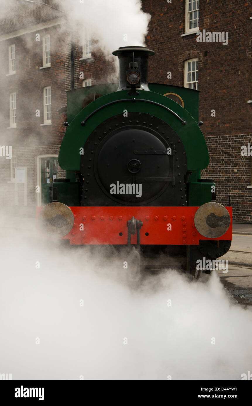 Ajax dampft eine Sattel Tank Dampfmaschine für Besucher ToChatham Historic Dockyard Stockfoto