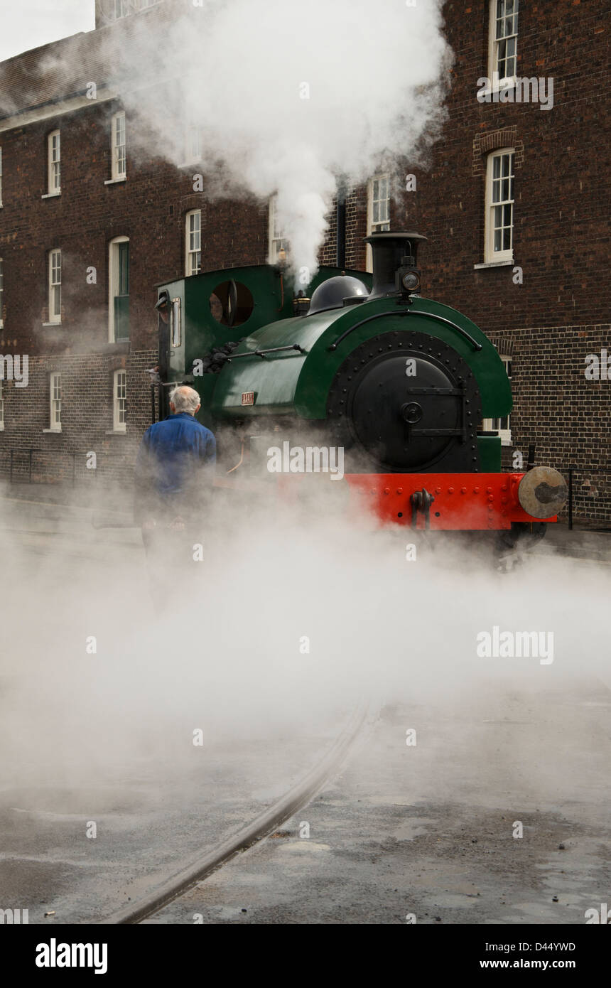 Ajax, dampft eine Sattel Tank Dampflokomotive in Chatham Docks, wie Fahrer und Feuerwehrmann Kontrollen vornehmen. Stockfoto