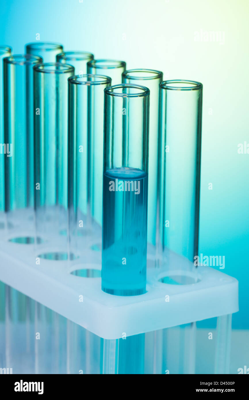 Laborgeräte - Reagenzgläser in blau wissenschaftliche Suche Licht - Nahaufnahme Stockfoto