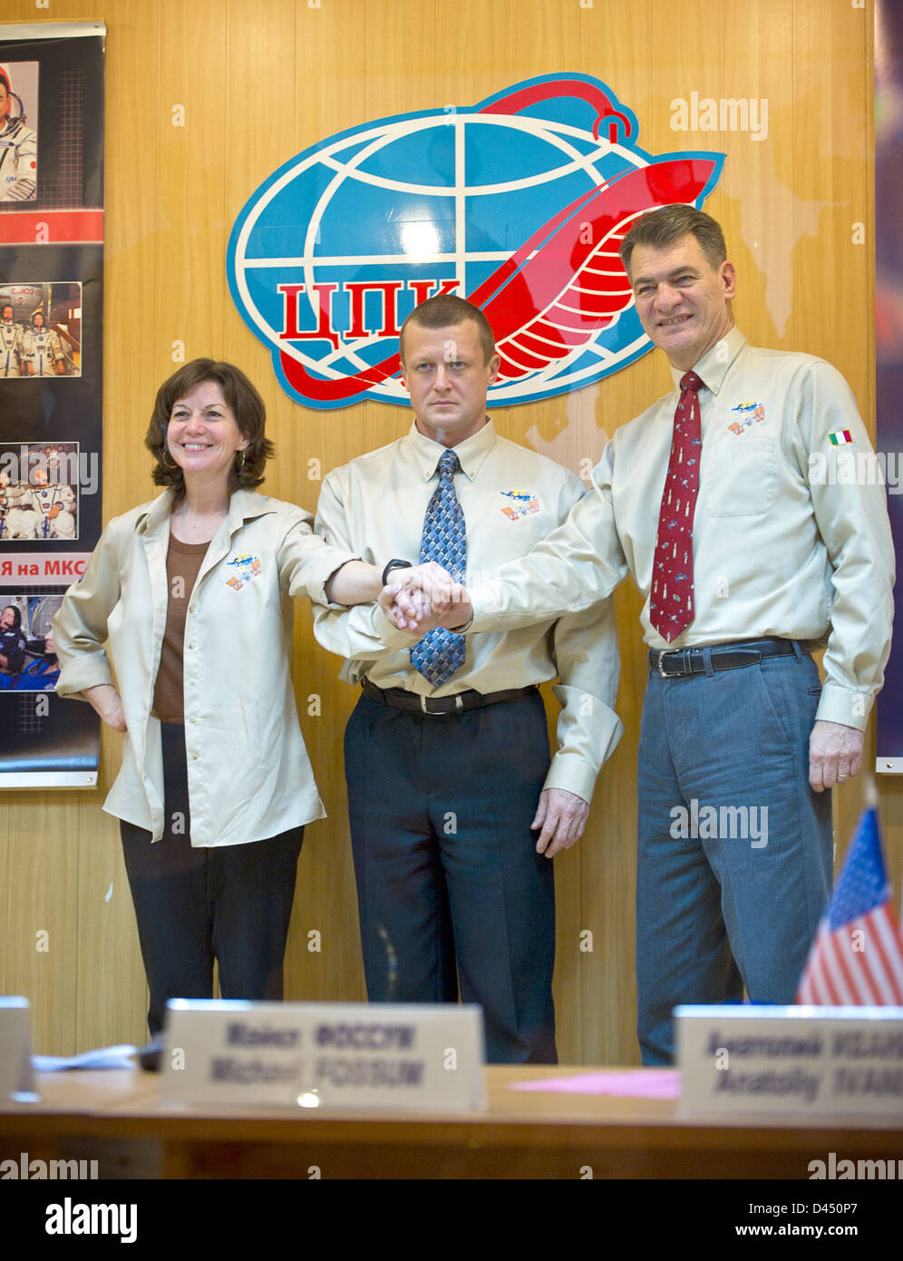 Die Besatzung der Expedition 26 hält eine Pressekonferenz vor ihrer Mission auf dem Baikonur Cosmodrome ab, bevor sie Sojus auf die ISS startet, einschließlich NASA, ESA und Roscosmos Astronauten. Stockfoto