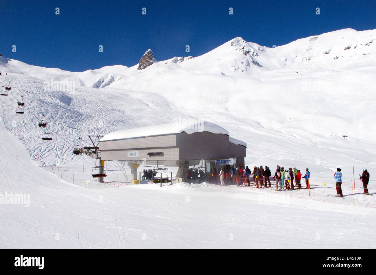 Skifahrer, die Schlange für den Skilift Hörnli auf der Piste, Ski fahren, Arosa, Schweiz Europa Stockfoto