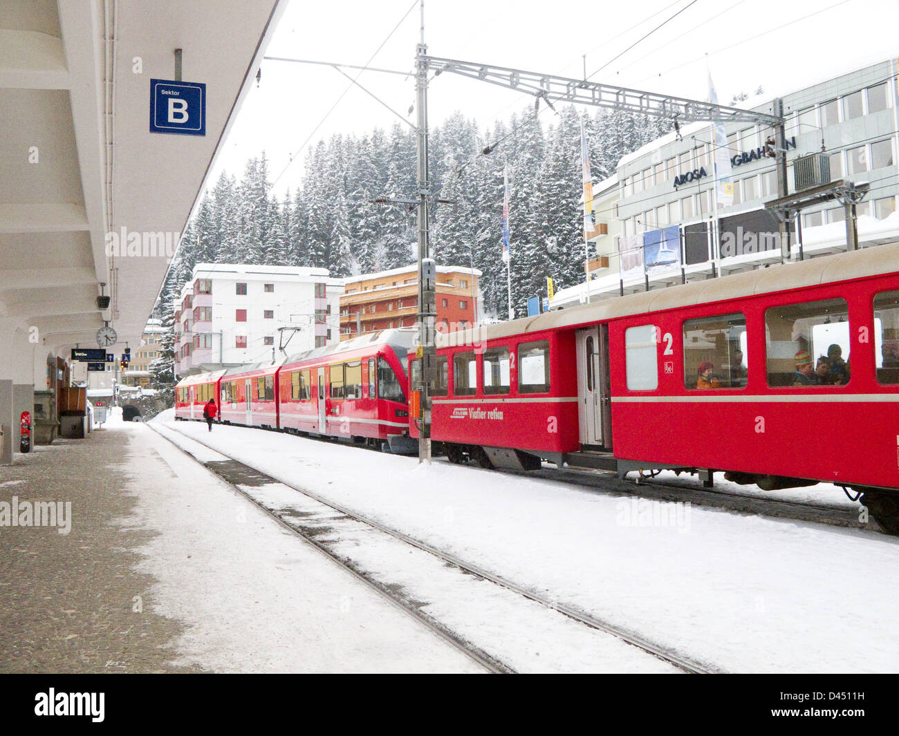 Schweizer Schulen im Bahnhof im Winter Schnee, Arosa, Schweiz, Europa Stockfoto