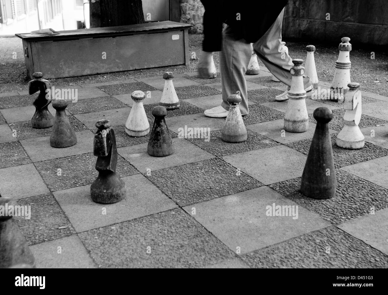 Riesenschach set in den Boden, schwarz / weiß Stockfotografie - Alamy