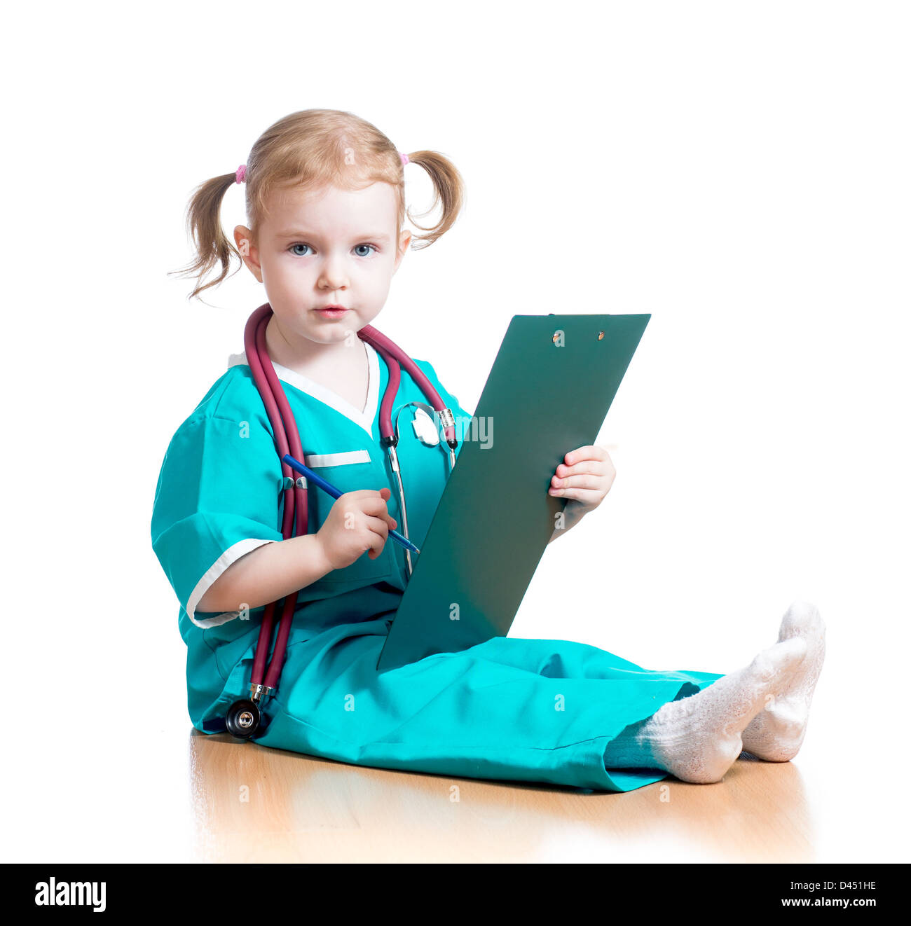 Kind Mädchen uniformierten als Arzt schreiben in Zwischenablage isoliert auf weiss Stockfoto