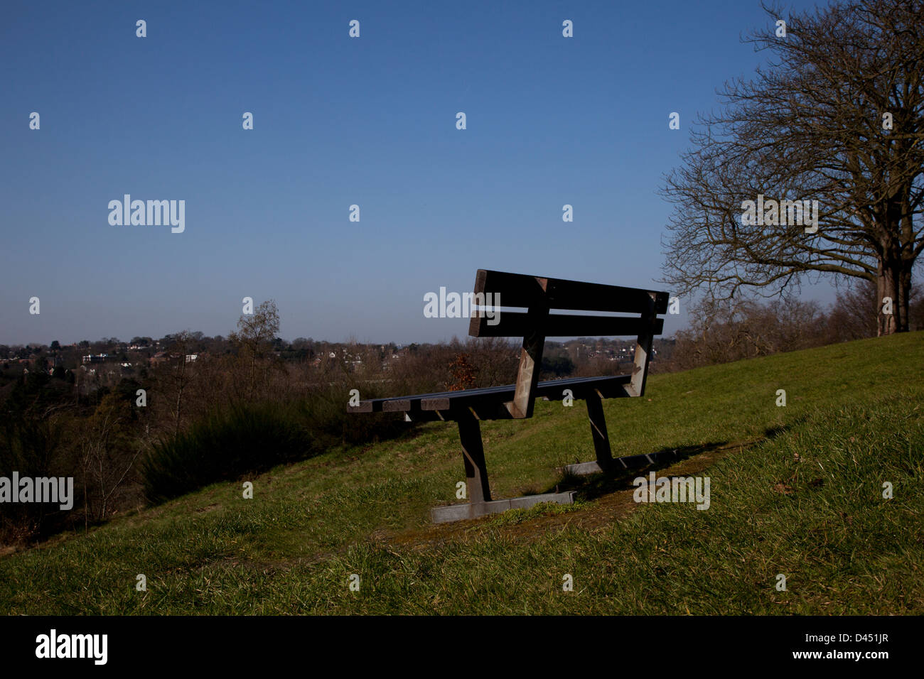 Leeren Park Bench, blauen Himmel. Stockfoto