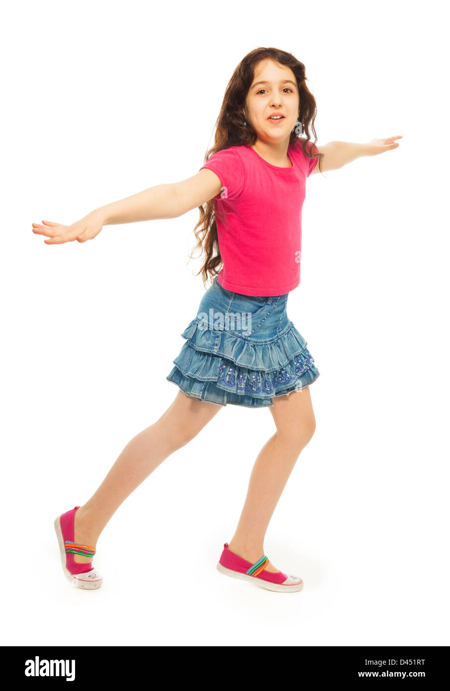 Porträt der glückliche 11 Jahre altes Mädchen mit dem lockigen Haar, ausgeführt, hat Hände hob ret isoliert auf weiss - volle Höhe Porträt Stockfoto