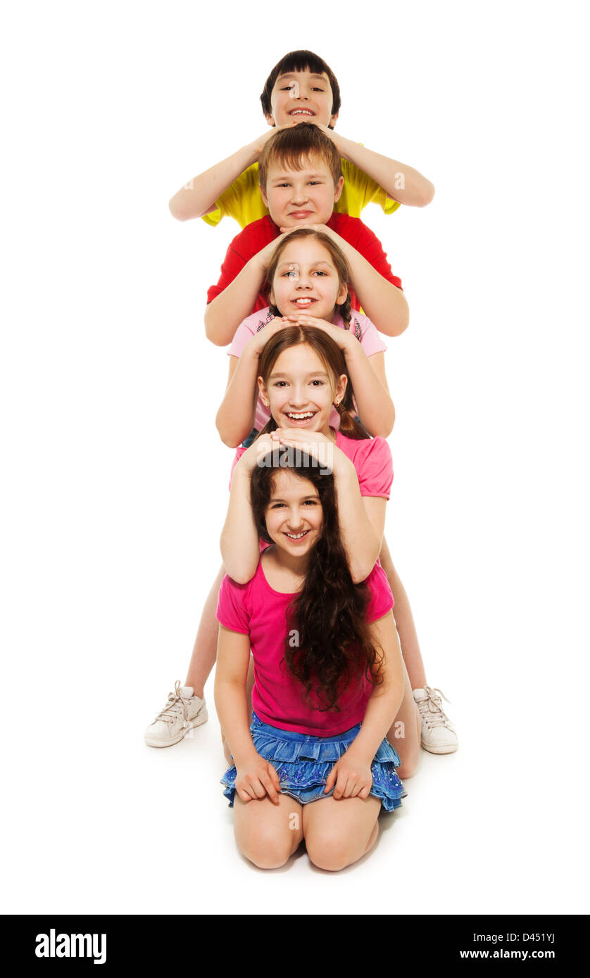 Gruppe von Kindern legen ihren Kopf auf andere, lächelnd, Stockfoto