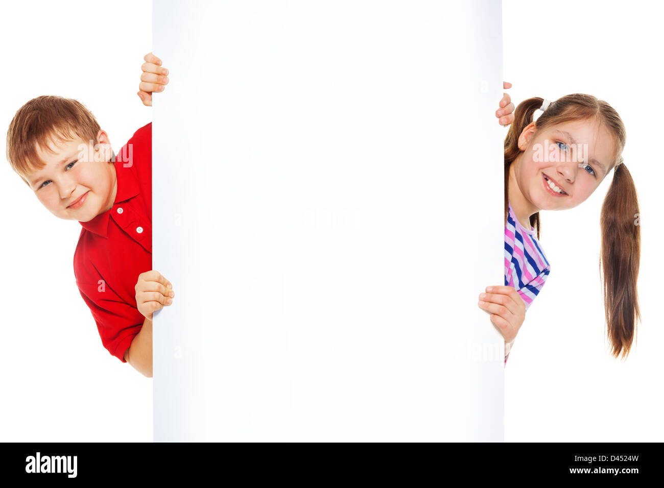 Zwei Kinder zeigt leere Tafel für Werbung eingefügt werden soll Stockfoto