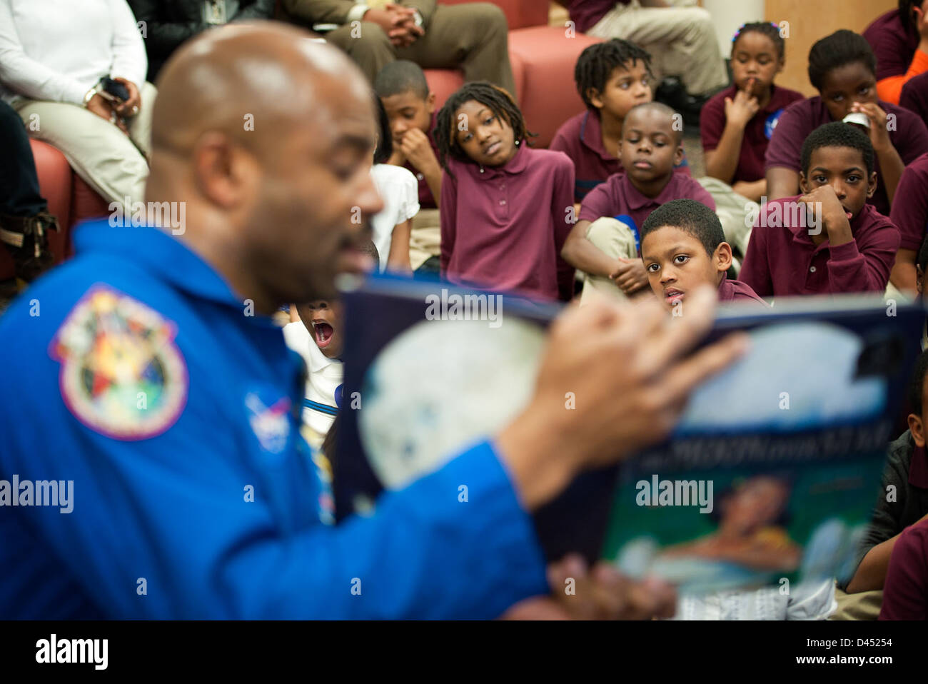 Leland Melvin trifft sich mit Grundschüler (201102080002HQ) Stockfoto