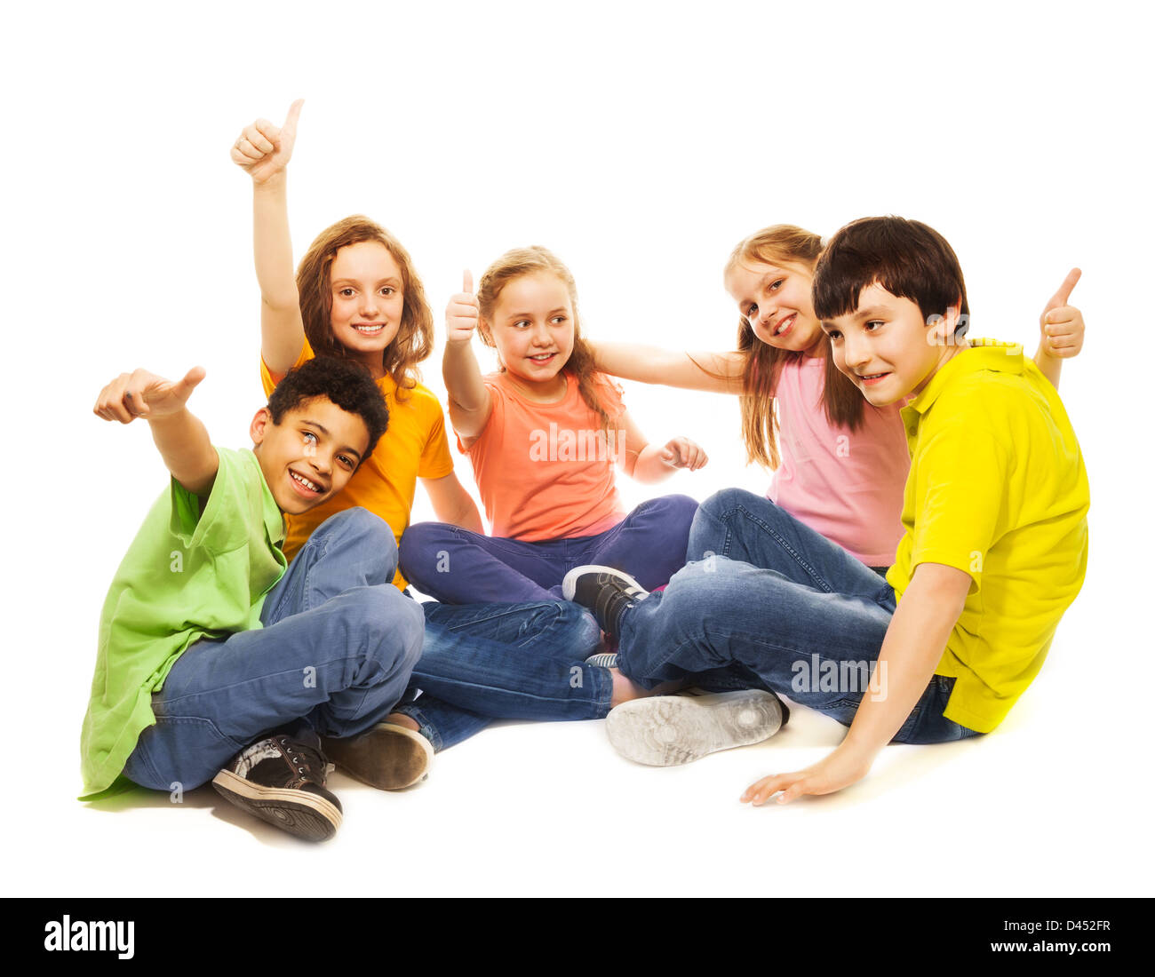 Positive und glückliche Kinder sitzen mit Daumen hoch Geste zusammen, Lächeln, lachen Stockfoto