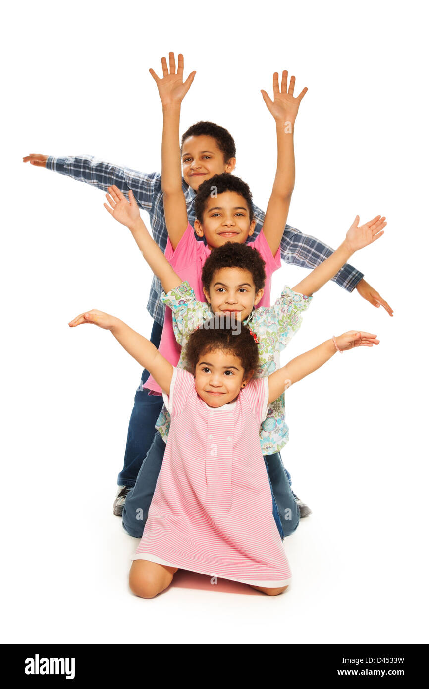 Glücklich Geschwister - jungen und Mädchen winken Hände sitzen in einer vertikalen Reihe Stockfoto