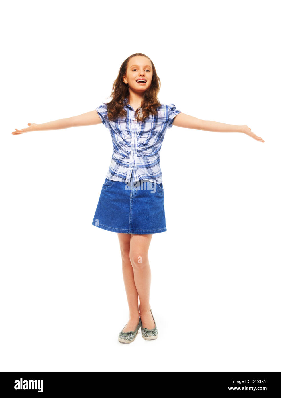 Porträt von glücklich, Lächeln, sicher 12 Jahre altes Mädchen mit lockigen Haaren, Hände, isoliert auf weiß, volle Höhe Porträt Stockfoto