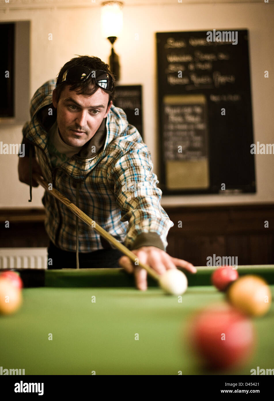 Billardspieler am Billardtisch, St. Agnes, Cornwall, UK Stockfoto