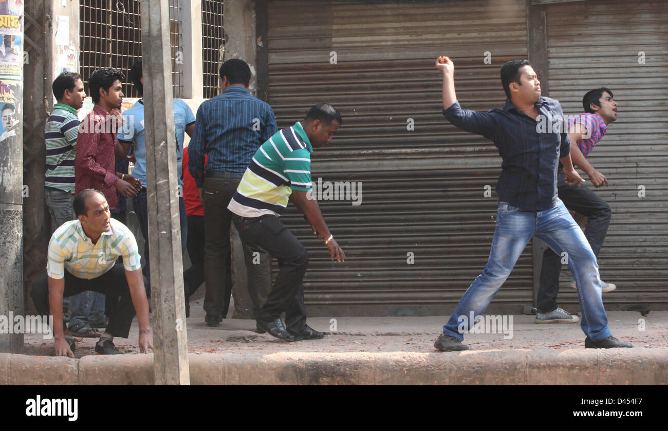 Dhaka, Bangladesch. 5. März 2013. Bangladesch-Aktivisten werfen Ziegel bei der Polizei während der Auseinandersetzung der Bangladesh Nationalist Party (BNP) bei einem landesweiten Streik aufgerufen durch die Hauptopposition Bangladesh Nationalist Party im alten Dhaka. Bangladesch-Polizei feuerte Gummigeschossen und Tränengas auf die Anhänger der wichtigsten Oppositionspartei in Dhaka und in zwei Bezirken außerhalb der Hauptstadt, wie das Land seit der Unabhängigkeit durch einen dritten Tag des Streiks über die schlimmsten politischen Gewalt getroffen wurde. ÃŠÂ © Monirul Alam. (Bild Kredit: Kredit: Monirul Alam/ZUMAPRESS.com/Alamy Live-Nachrichten) Stockfoto