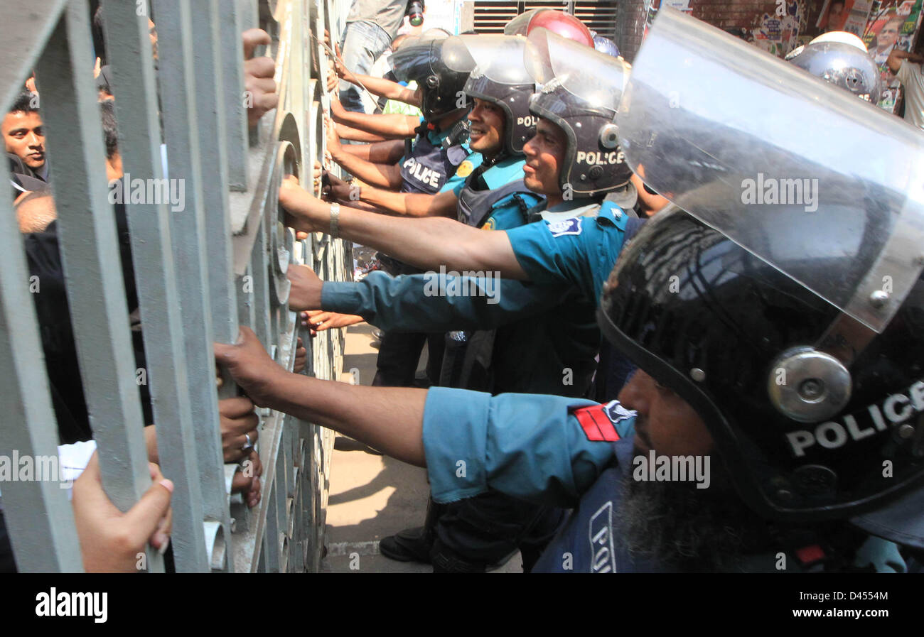 Dhaka, Bangladesch. 5. März 2013. verhindern Sie, dass Menschen in Dhaka Gerichtsgebäude um Aktivisten der Bangladesh Nationalist Party (BNP) bei einem landesweiten Streik zu schützen. Polizei feuerte Gummigeschossen und Tränengas auf BNP Unterstützer in Dhaka und zwei andere Bezirke außerhalb der Hauptstadt, wie das Land seit der Unabhängigkeit von einer dritten Tag des Streiks und der schlimmsten politischen Gewalt getroffen wurde. (Bild Kredit: Kredit: Monirul Alam/ZUMAPRESS.com/Alamy Live-Nachrichten) Stockfoto