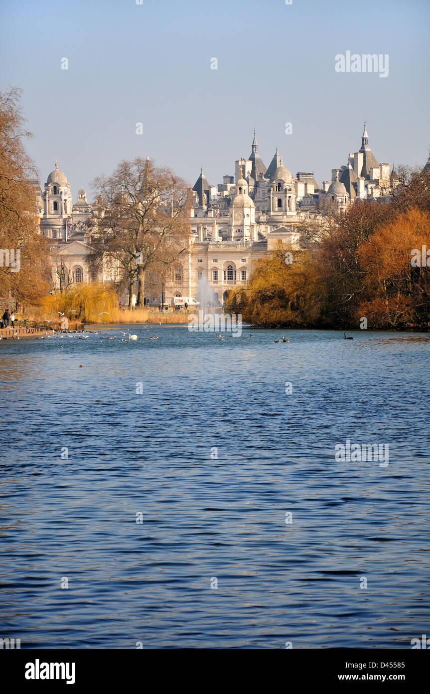 London, England, Vereinigtes Königreich. St James' Park See Blick in Richtung Horse Guards Parade und Whitehall Stockfoto