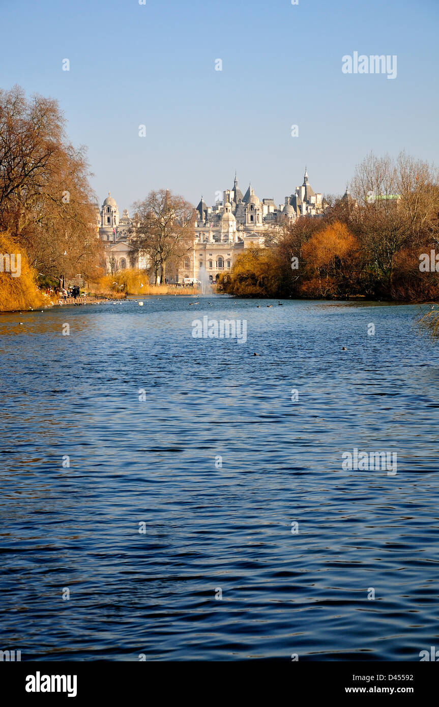 London, England, Vereinigtes Königreich. St James' Park See Blick in Richtung Horse Guards Parade und Whitehall Stockfoto